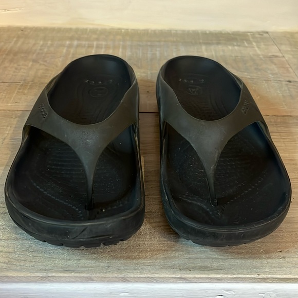 Crocs Flop Flops Women's black- Stylish size 7 - Picture 2 of 11